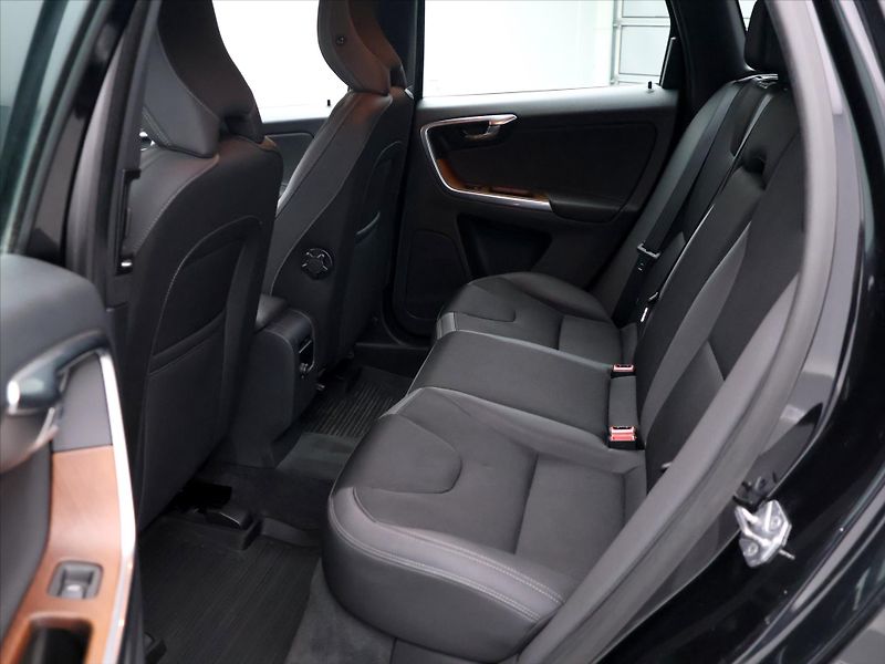 Volvo XC60 2,0 D4 120kW Momentum AUT - fotka 14 z 30