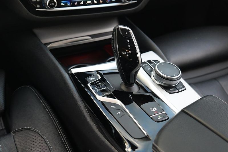 BMW Řada 5 530xD Aktiv.Podvozek TopVýbava - fotka 22 z 48