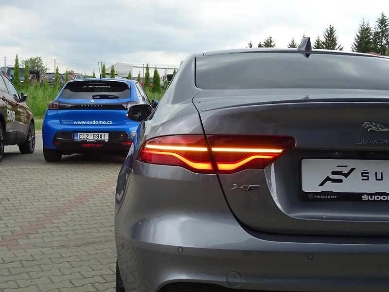 Jaguar XE D180 R - Dynamic SE - fotka 9 z 47