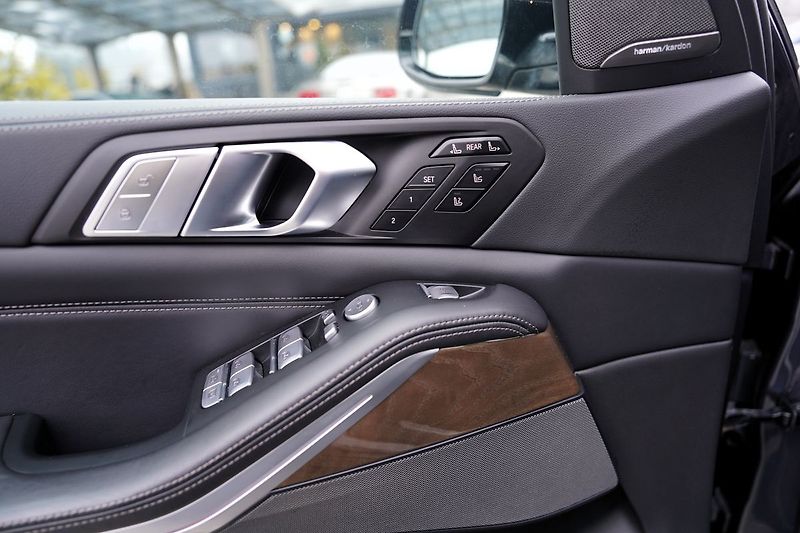 BMW X7 M50i xDrive/AT9/22/ČR/530 PS - fotka 20 z 49