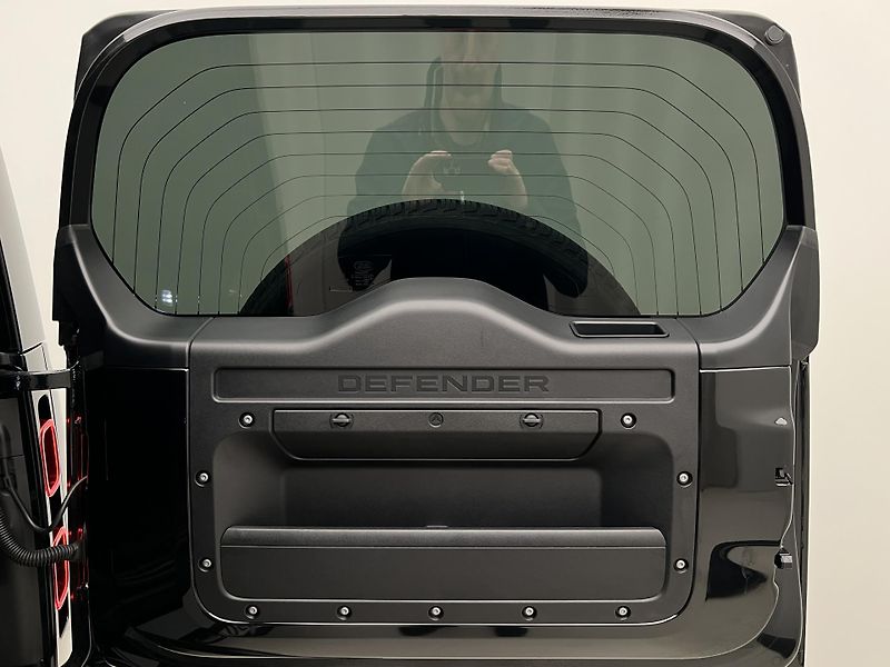 Land Rover Defender 110 D250 X-DYNAMIC HSE 1. maj - fotka 55 z 57