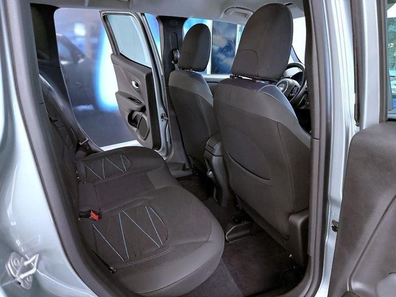 Jeep Renegade (2022) 1.3 T Plug-in Hybrid 4xe AT6 2 - fotka 9 z 21