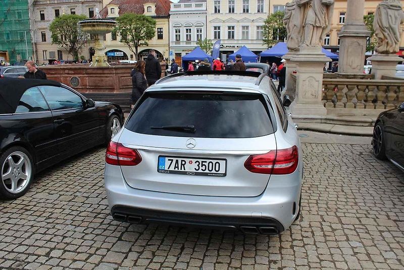Sraz vozů značky Mercedes na Karlově náměstí v Kolíně.