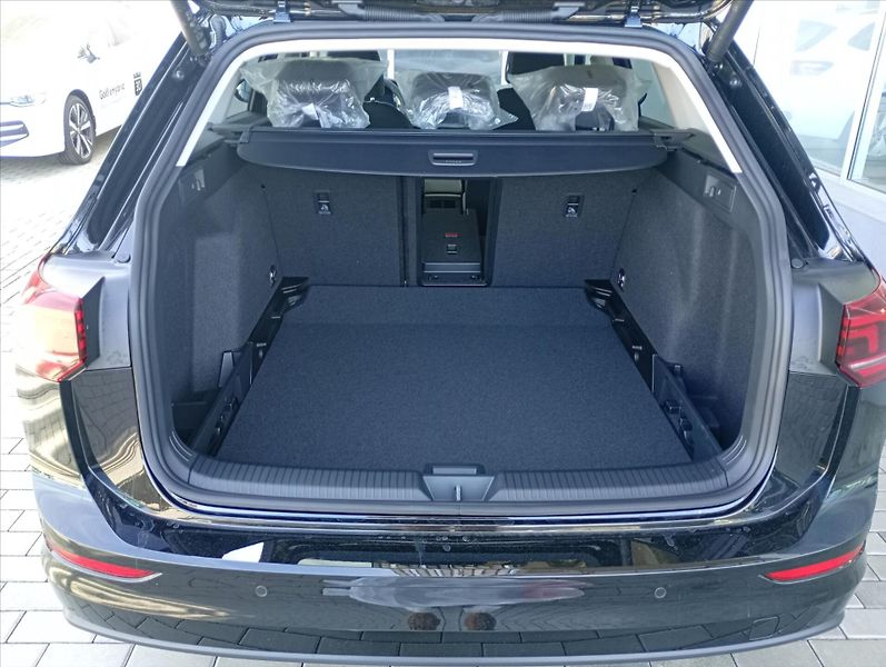 Volkswagen Golf Variant (2026) 1,5 eTSI 7DSG mHEV  People - fotka 10 z 16