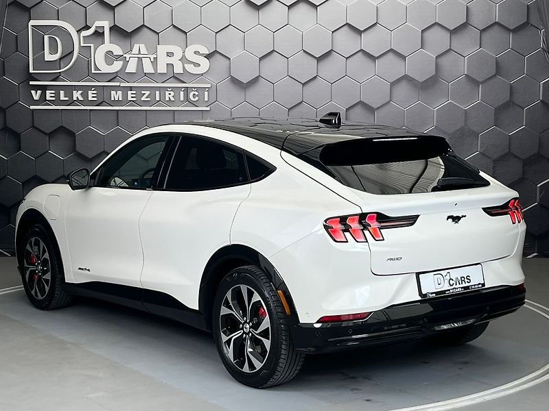 Ford Mustang Mach-E Standard Range AWD, SoH 93,1 % - fotka 2 z 53