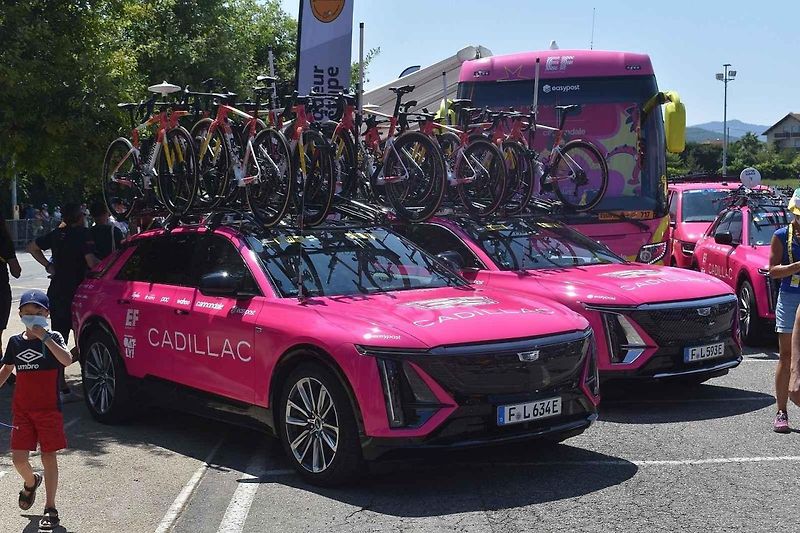 I v letošní Tour de France hrají kromě závodníků velkou roli auta značky Škoda.