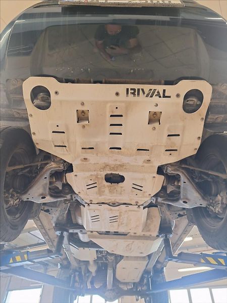 Toyota Hilux 2,4 D-4D  ČR DPH komplet pancí - fotka 18 z 18