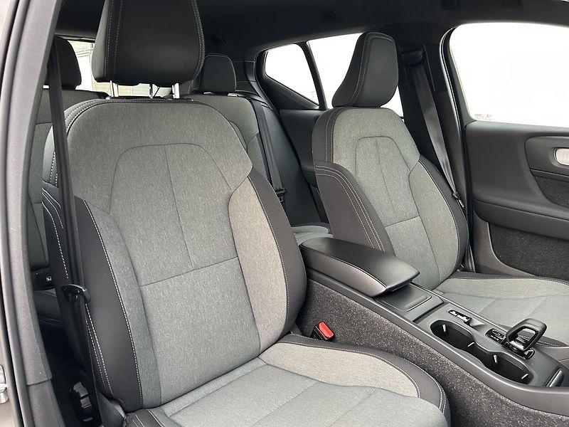 Volvo XC40 2.0  B4 Momentum Pro - fotka 18 z 31