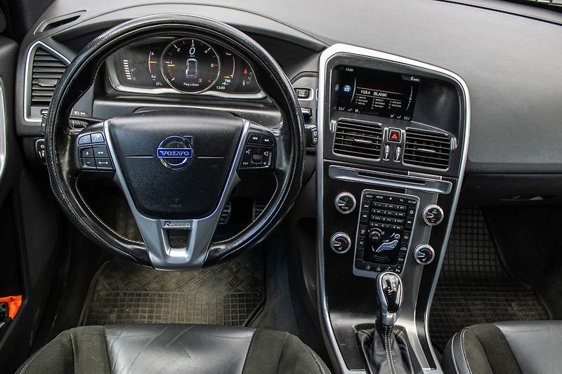 Volvo XC60 Rdesign, nový motor v záruce - fotka 10 z 33