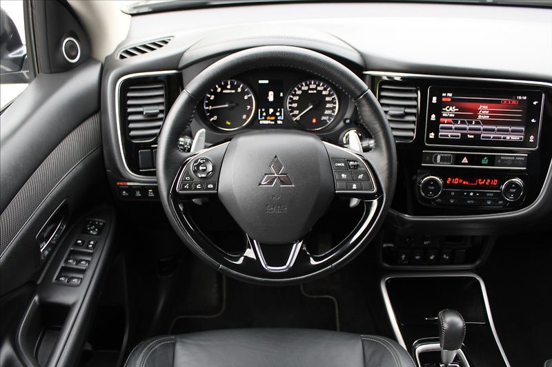 Mitsubishi Outlander 2,0 i  A/T,4x4,7.MÍST,INSTYLE+ - fotka 10 z 38