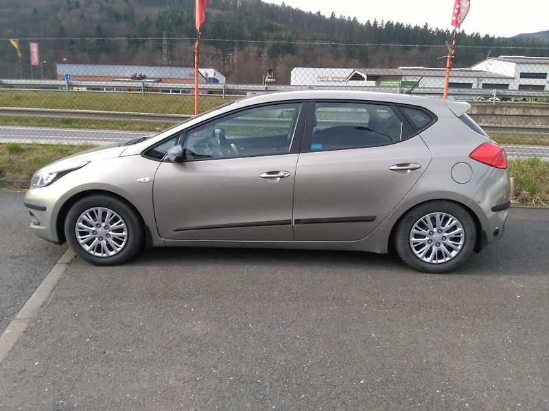Kia Ceed 1,4i + LPG - fotka 25 z 26