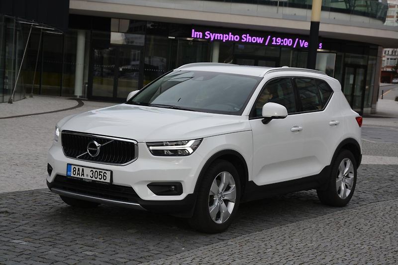 Volvo XC40 (2020) 2,0 D3 DRIVE-E Momentum PRO Aw - fotka 1 z 45