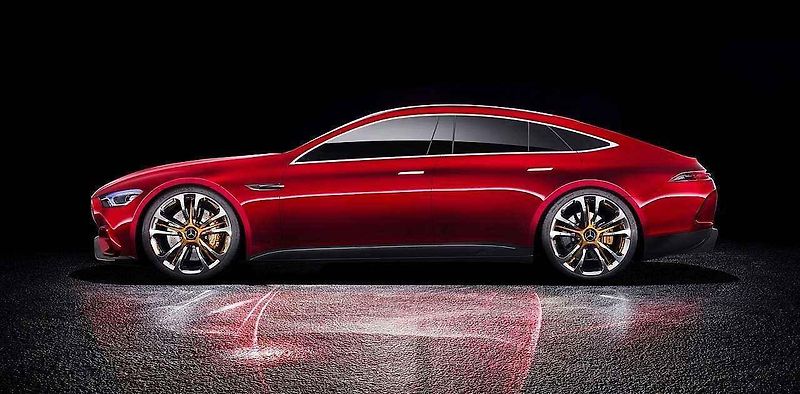 Maskovaný prototyp čtyřdveřového Mercedesu-AMG GT.