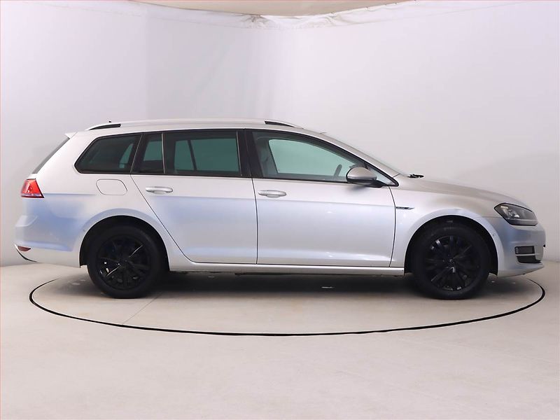 Volkswagen Golf (2015) 1.6 TDI, Navi, Xenony - fotka 6 z 20