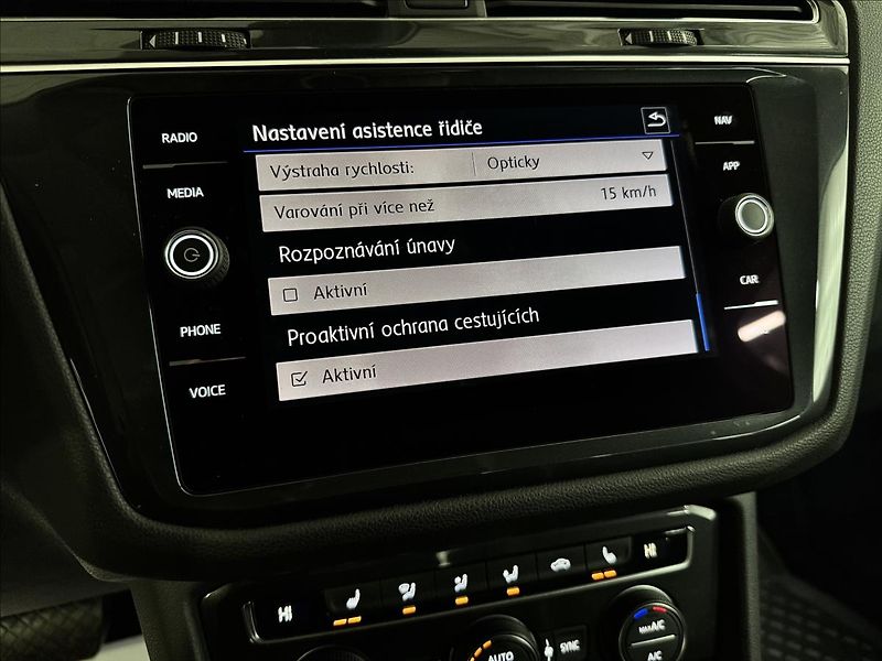 Volkswagen Tiguan Allspace R-LINE 140kW 4M HUD DCC LED - fotka 26 z 52
