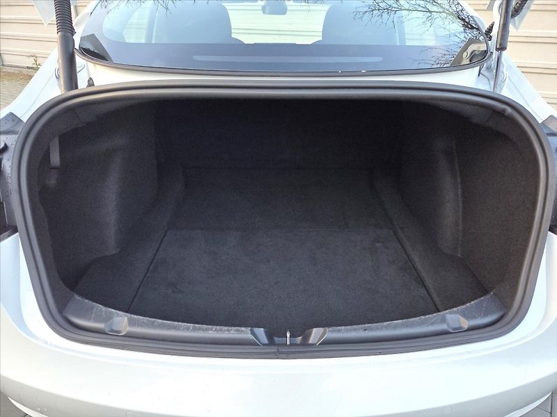 Tesla Model 3 0,0 Long Range RWD SOH 96% 1.m - fotka 11 z 17
