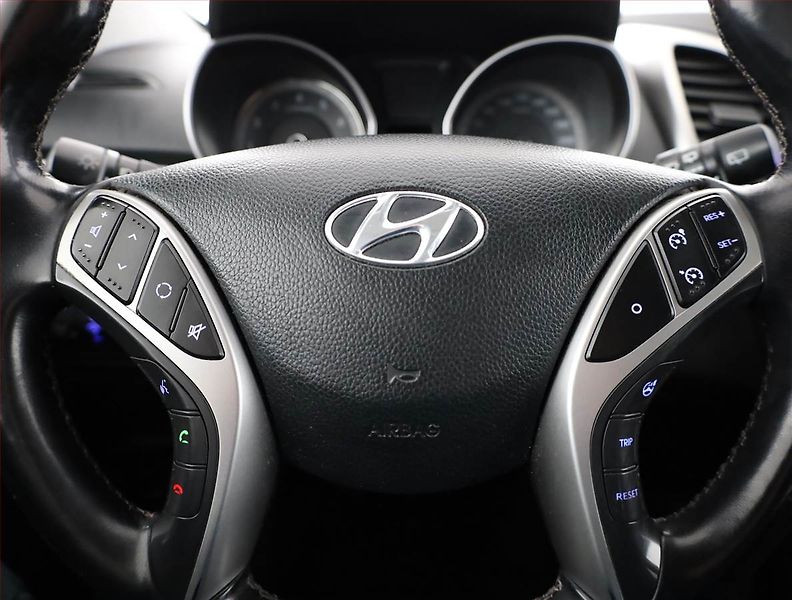 Hyundai i30 (2015) 1.6 MPI, Tempomat - fotka 8 z 17