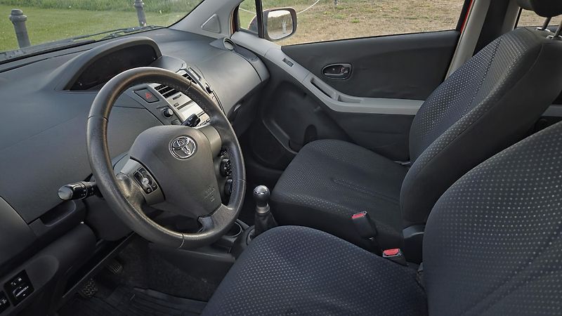 Toyota Yaris (2011) 1.0 VVT-i, 51 kW, klima, CZ - fotka 8 z 17
