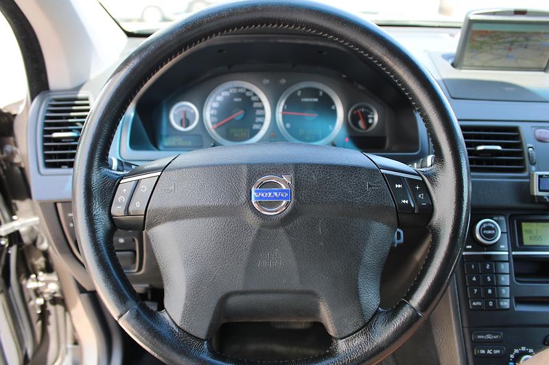 Volvo XC90 2,4 D5 AWD SUMMUM 7 MÍST CZ - fotka 14 z 28