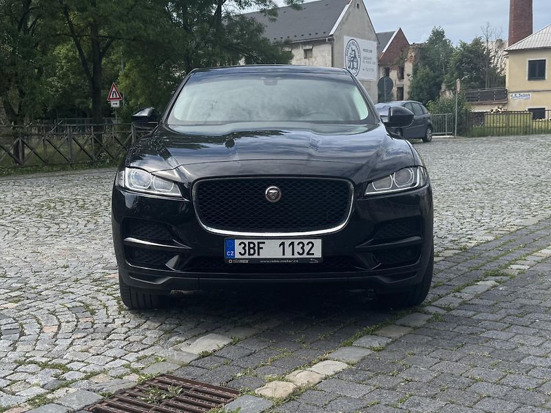 Jaguar F-Pace (2017) 2.0D, 132 kW - fotka 9 z 21