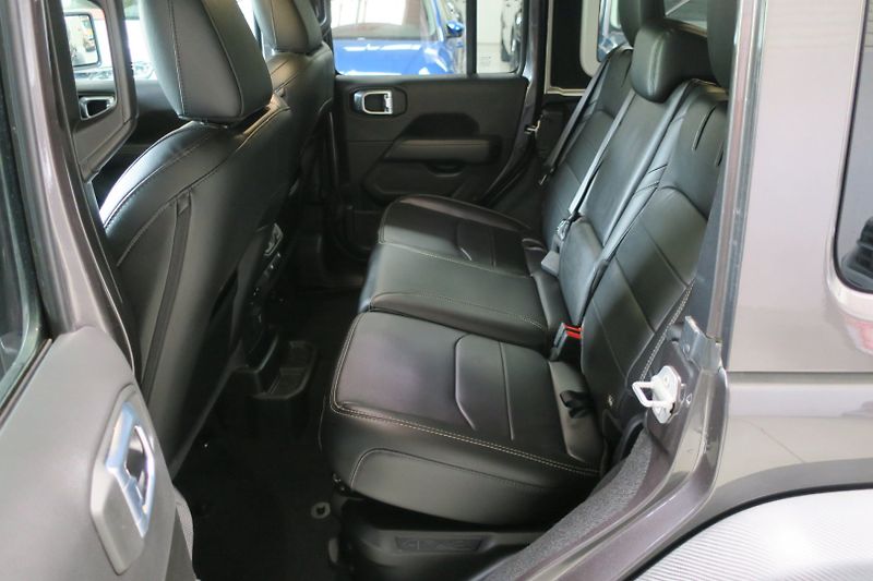 Jeep Wrangler (2022) 2.0 4xe PHEV Unlimited Sahara - fotka 44 z 50