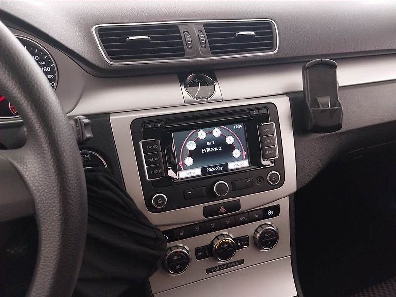 Volkswagen Passat (2011) 2.0 TDI, Serv.kniha, Navi - fotka 12 z 19