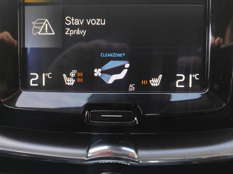 Volvo XC60 2,0 D3 Drive-E, Momentum Pro - fotka 22 z 41