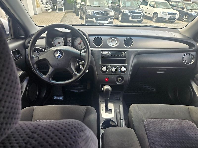 Mitsubishi Outlander (2005) 2.4 i 4x4 - fotka 15 z 28