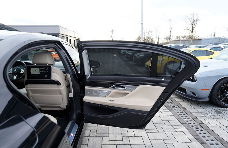 BMW Řada 7 750 Ld xDrive/Laser/M paket/ČR - fotka 17 z 50