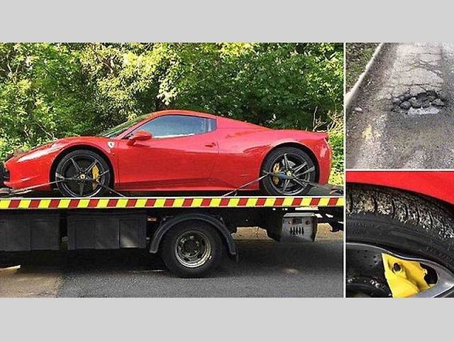 Takhle Ferrari dopadlo poté, co trefilo díru v silnici.
