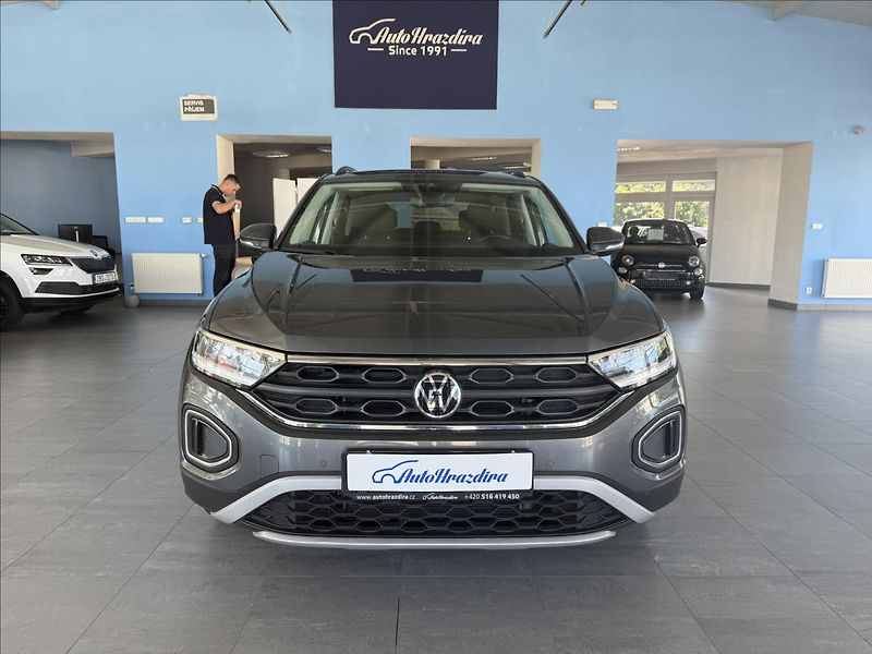 Volkswagen T-Roc 1,0   TSI 85kW,SERVISKA,1.MAJ - fotka 2 z 25