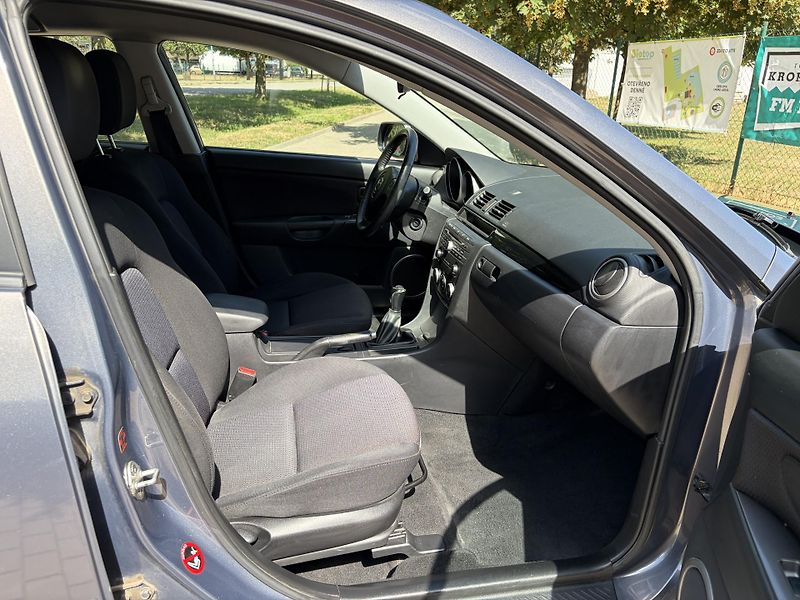 Mazda 3 2.0 Sport Active - fotka 22 z 31