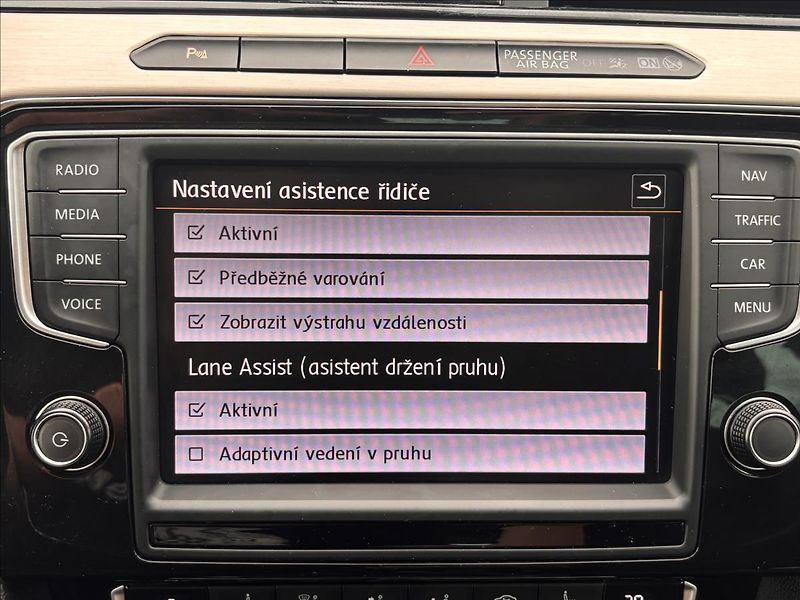 Volkswagen Passat 2,0 TDI 110kW BMT Highline - fotka 29 z 33