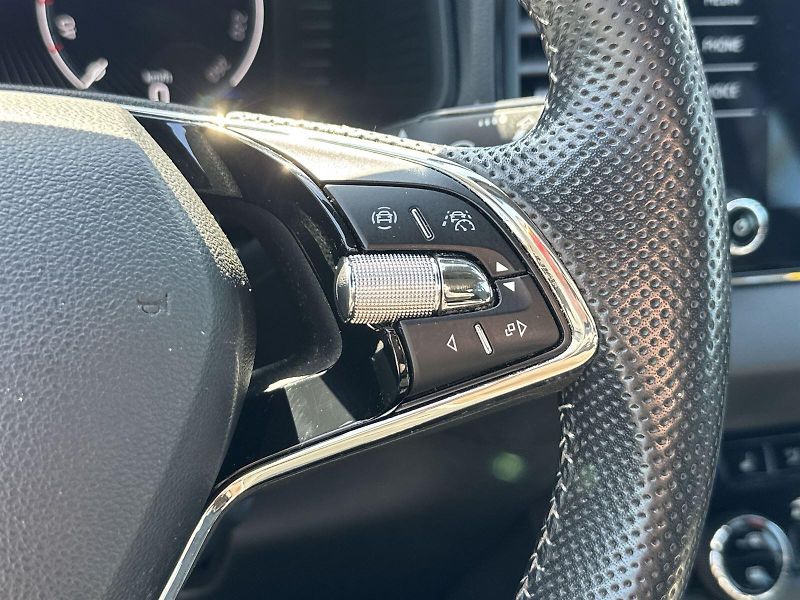 Škoda Karoq (2022) 2.0 TDI Sportline - fotka 16 z 35