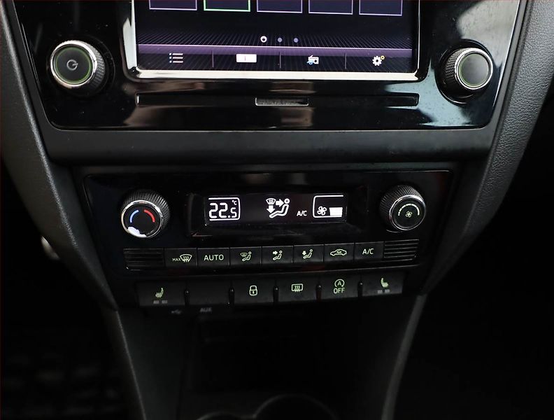 Škoda Rapid (2017) Spaceback 1.0 TSI, Xenony - fotka 10 z 16