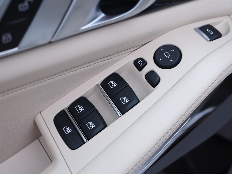 BMW X5 3,0 40 250kW xDrive Mpaket DPH - fotka 18 z 42