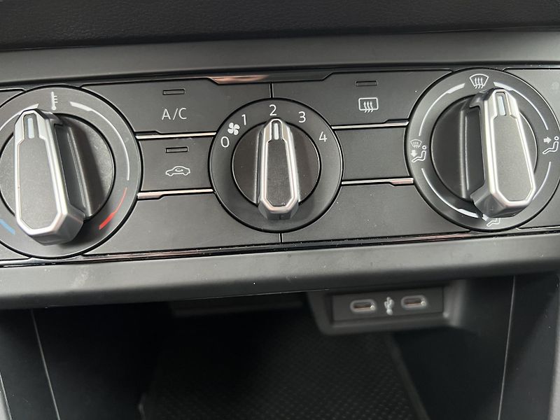 Volkswagen Taigo (2023) 1.0 TSI, pěkný stav - fotka 21 z 28
