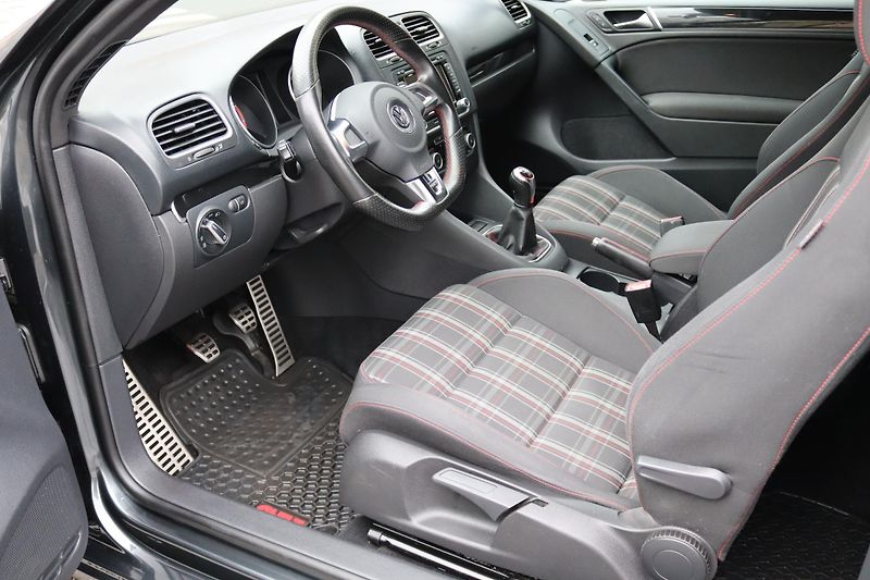 Volkswagen Golf GTI 2.0TSI 147kW - fotka 22 z 47