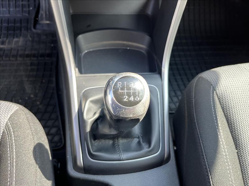 Hyundai i30 1,6 CRDi ČR ALU KAMERA 2x KOLA - fotka 21 z 32