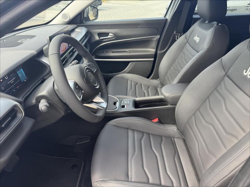 Jeep Avenger (2024) 156K 54kWh  Summit Electric - fotka 8 z 15