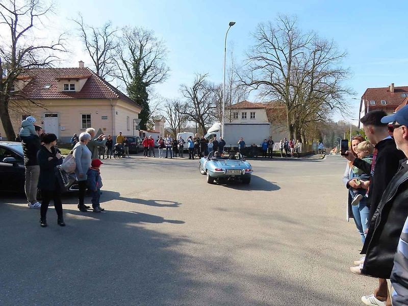 Michal a Jonáš Pavlíčkovi na startu. Rallye Spring Classic startovalo v sobotu 12. dubna dopoledne z jihočeského Tábora. Na trasu 231 kilometrů vyrazilo 100 posádek.