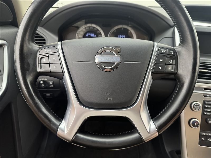 Volvo XC60 2,4 D3 4X4 AUT. VÝHŘEV LED ČR - fotka 9 z 40