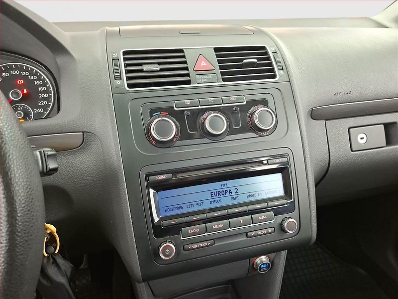 Volkswagen Touran (2011) 1.6 TDI, nová STK - fotka 12 z 14