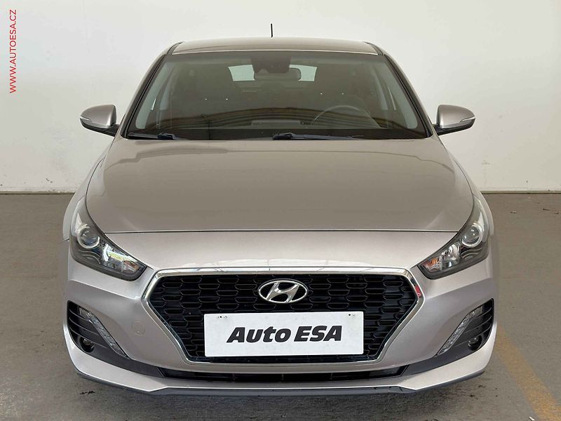 Hyundai i30 (2018) 1.0TGDi, 1.maj,ČR, STK7/28 - fotka 2 z 14