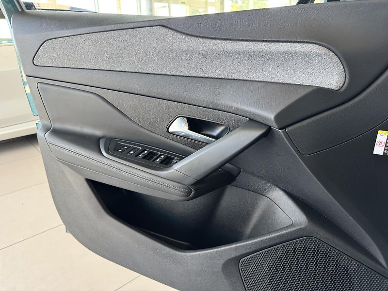 Peugeot 308 1,2PT 96KW*ALLURE*Kamera*DPH - fotka 27 z 33