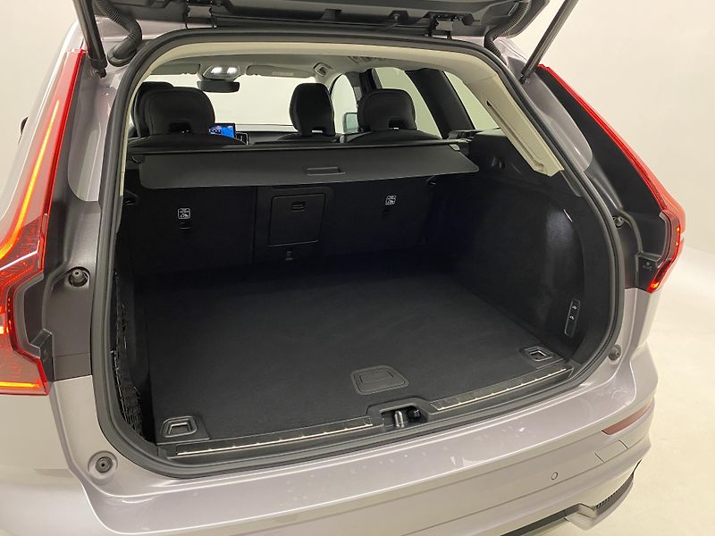 Volvo XC60 B5 AWD DARK PLUS AUT CZ - fotka 6 z 61