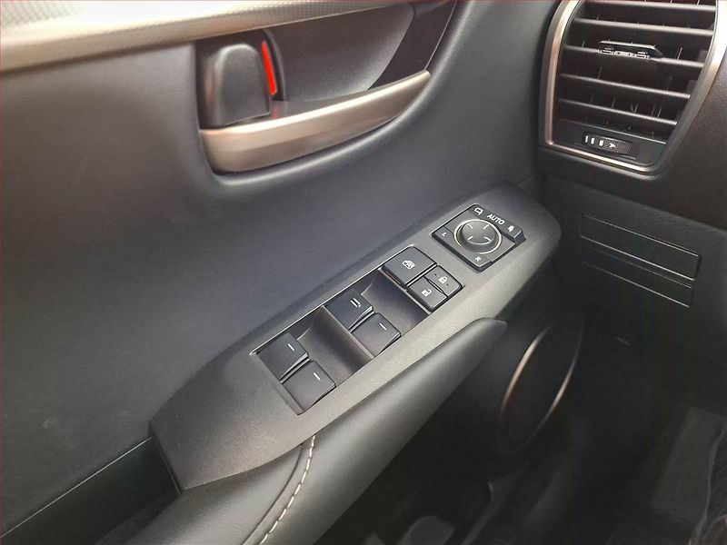 Lexus NX 300h (2015) 300h - fotka 18 z 18