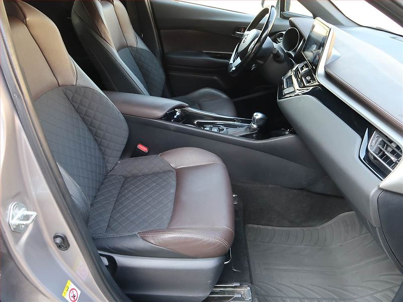 Toyota C-HR (2017) Executive 1.8 Hybrid, Automat - fotka 9 z 18