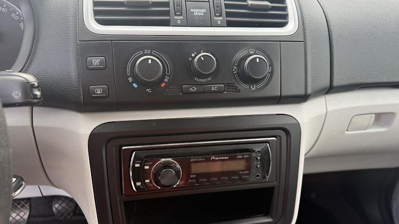 Škoda Fabia (2009) 1.4 16V 63KW 115 TIS KM KLIMA - fotka 18 z 20