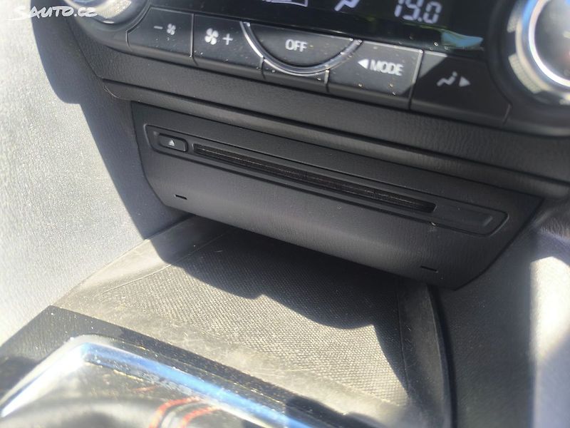 Mazda 3 20i,KRÁSNÁ,100KM,SERVISKA,1MAJ - fotka 18 z 27